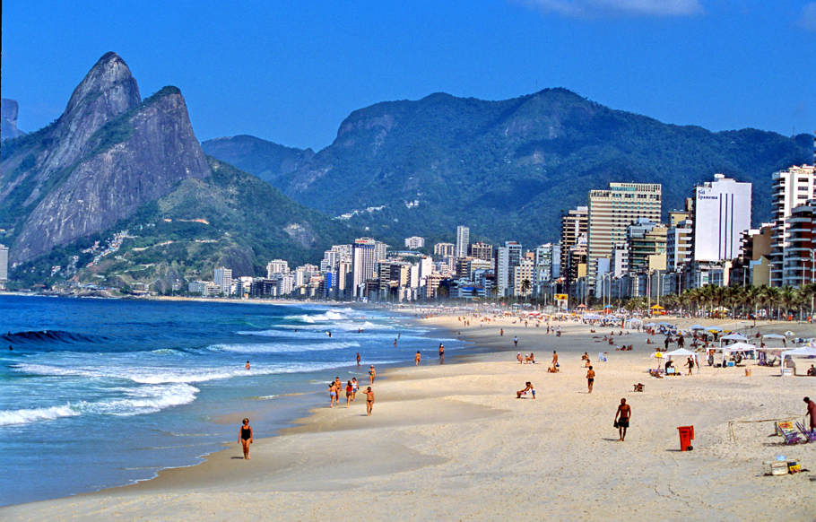 Ipanema e Leblon. (Morro Dois Irm„os ao fundo). A praia de Ipanema È muito freq¸entada. Possui um extenso calÁad„o que se estende atÈ a praia do Leblon, muito apreciada pelos surfistas devido as fortes ondas e pelos turistas devido ‡s in˙meras opÁıes de lazer e de gastronomia. Rio de Janeiro (RJ). Foto: ObritoNews / Embratur *** Local Caption *** horizontal